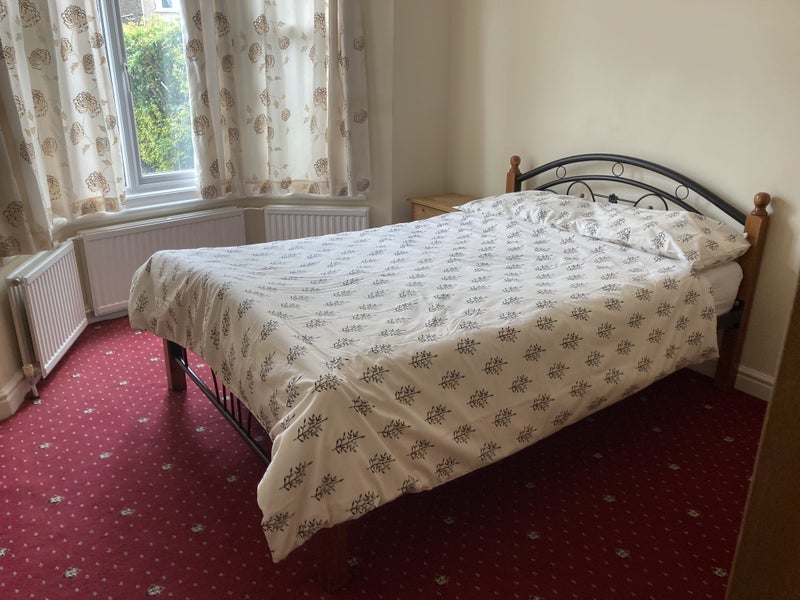 Room Bensham Manor Road in Greater London
