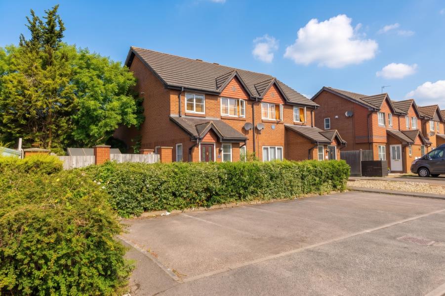 House Gardenia Drive in Surrey Heath
