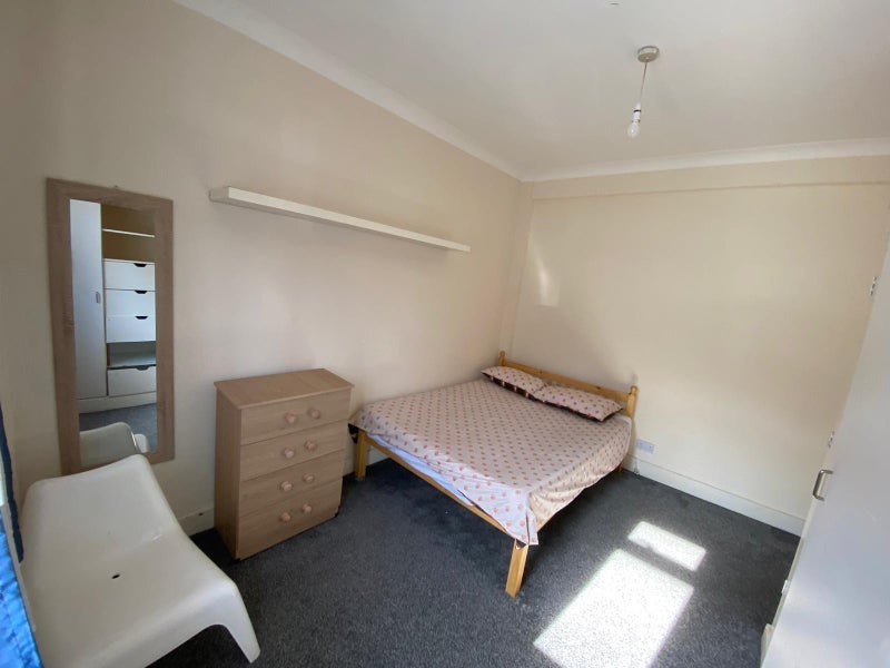 Room Grange Road in Greater London
