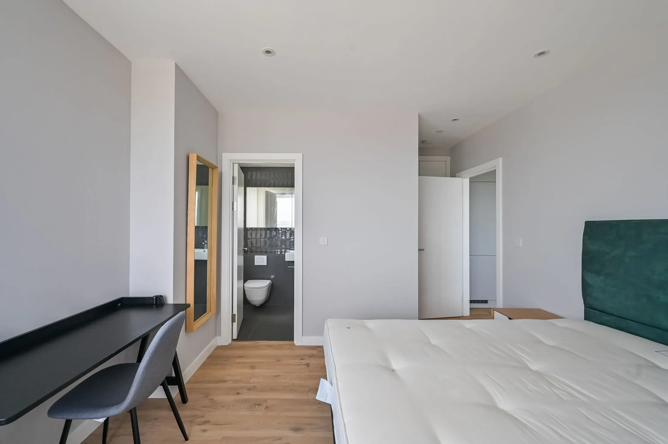 Flat Anthems Way in Greater London