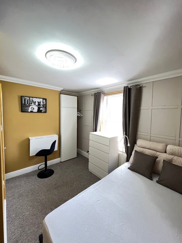 Room Beaconsfield Road in Poole