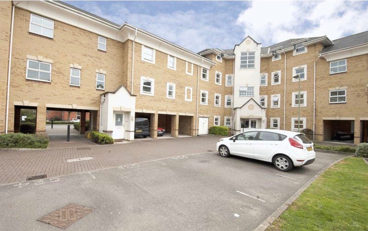 Flat International Way in Sunbury-on-Thames