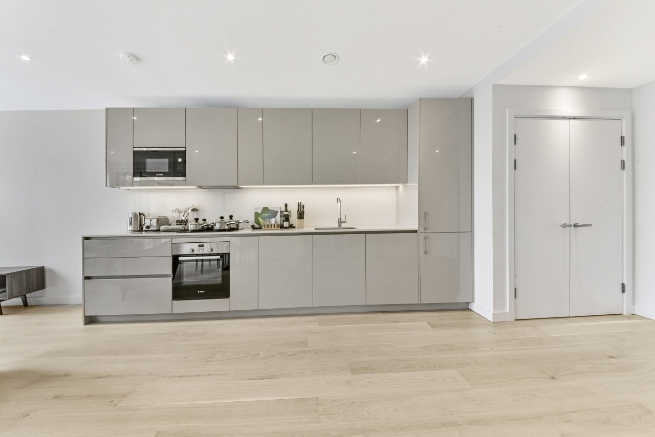 Flat Sayer Street in Greater London