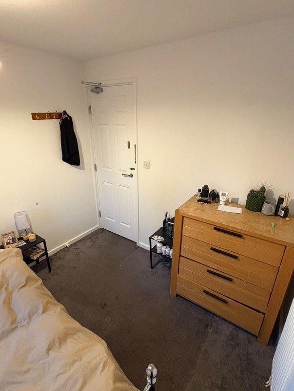 Room Robert Keen Close in Greater London