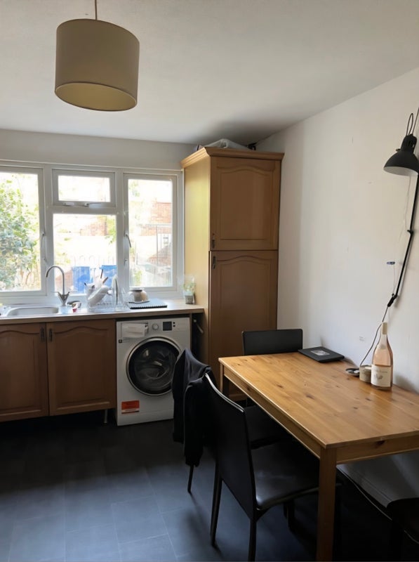 Room Robert Keen Close in Greater London
