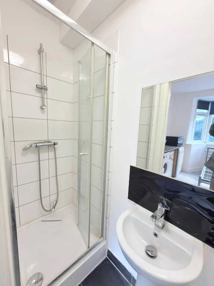 Room Crowlands Avenue in Greater London