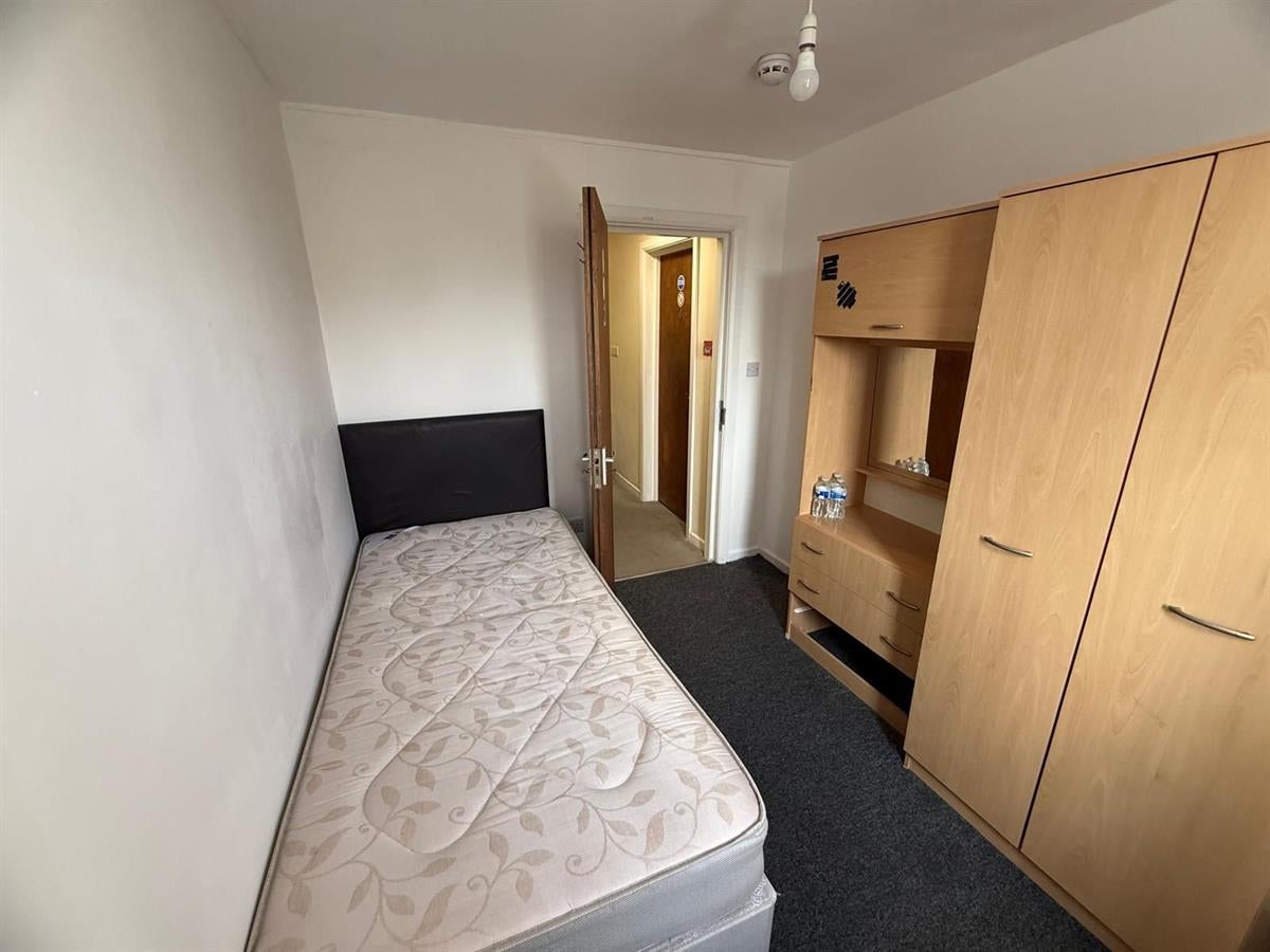 Room Dunedin Way in Greater London