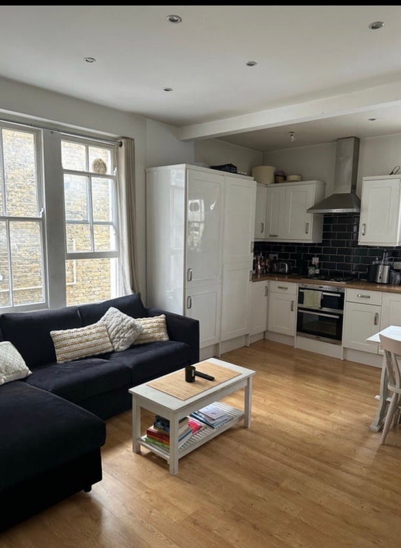 Room Cato Road in Greater London