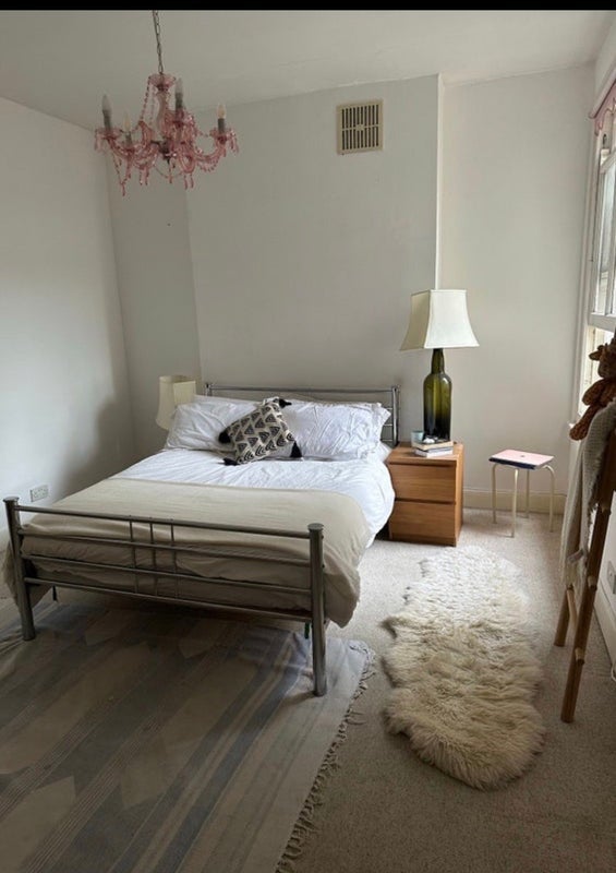 Room Cato Road in Greater London