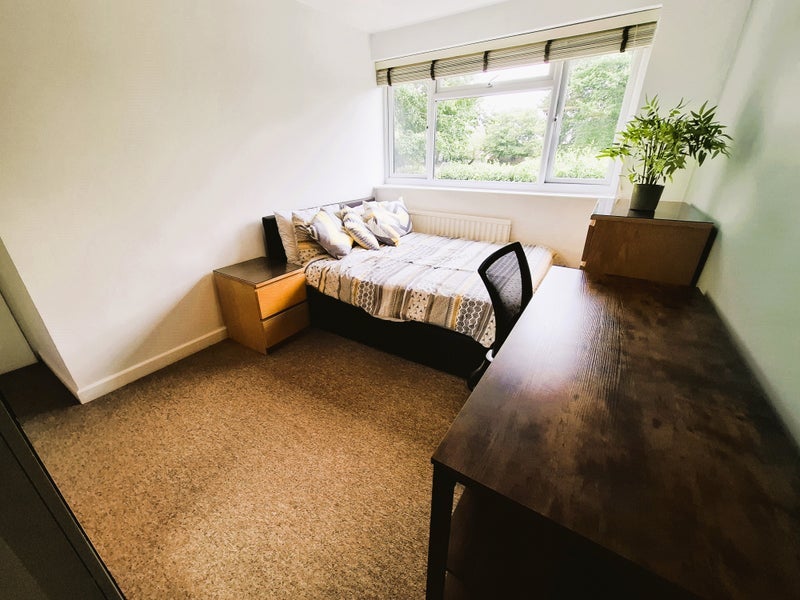 Room Northfield Avenue in Greater London