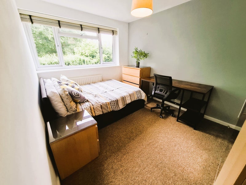 Room Northfield Avenue in Greater London