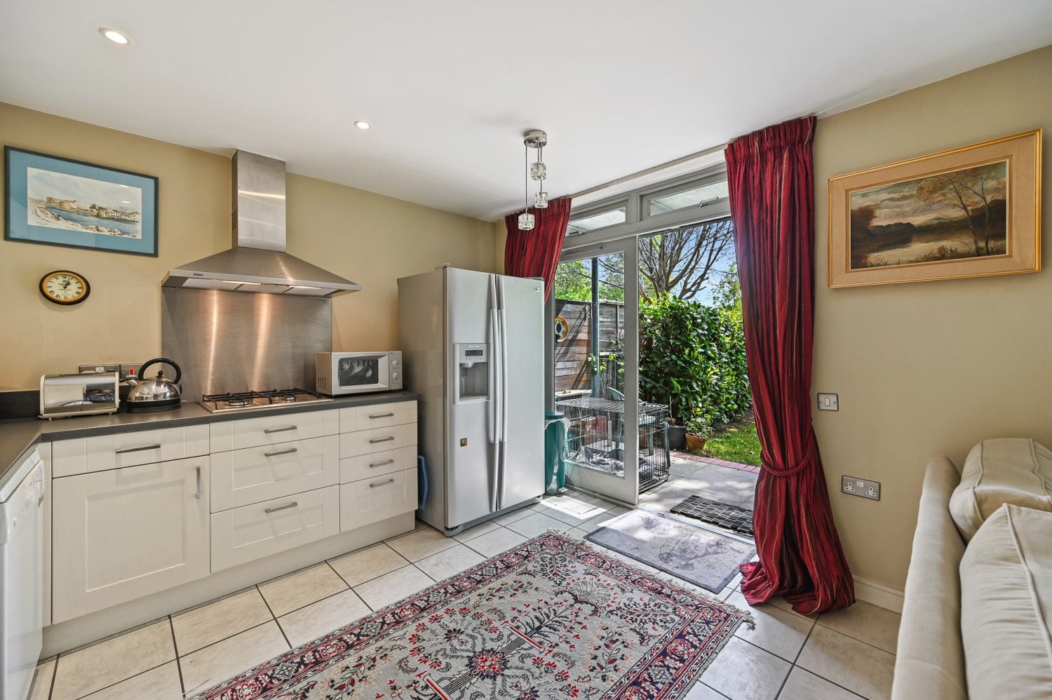 Flat Hunt Close in Greater London