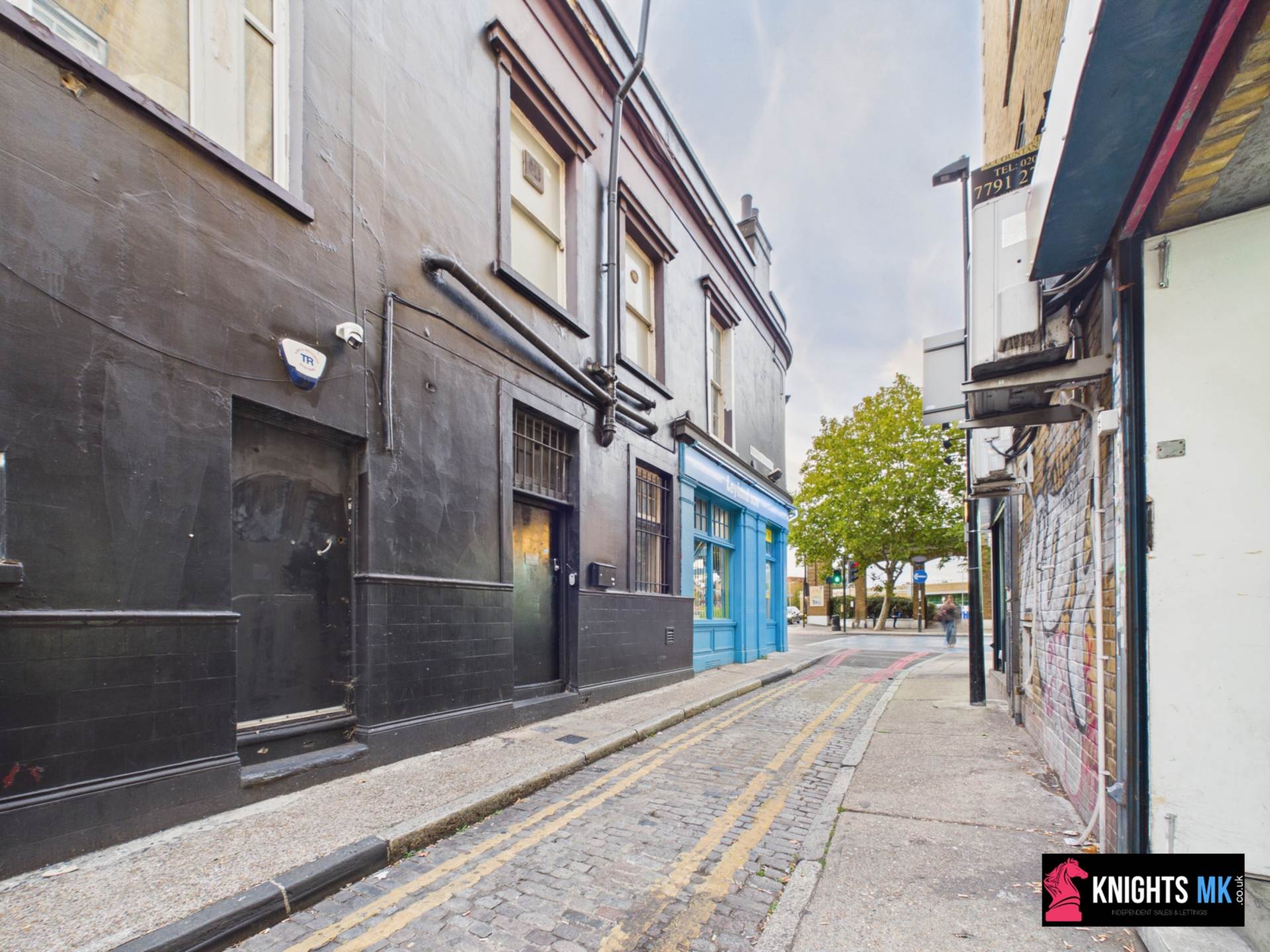 Flat Hayfield Passage in Greater London