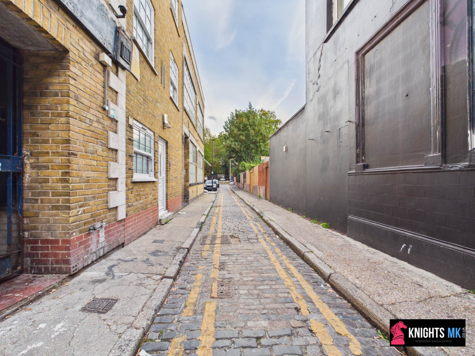 Flat Hayfield Passage in Greater London