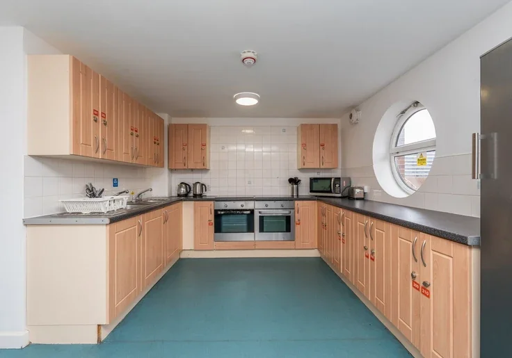 Room Canute Road in Southampton