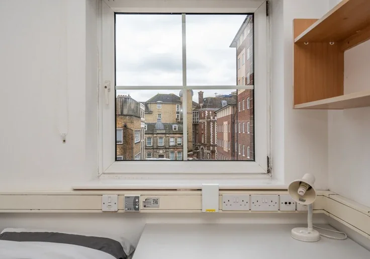 Room Canute Road in Southampton