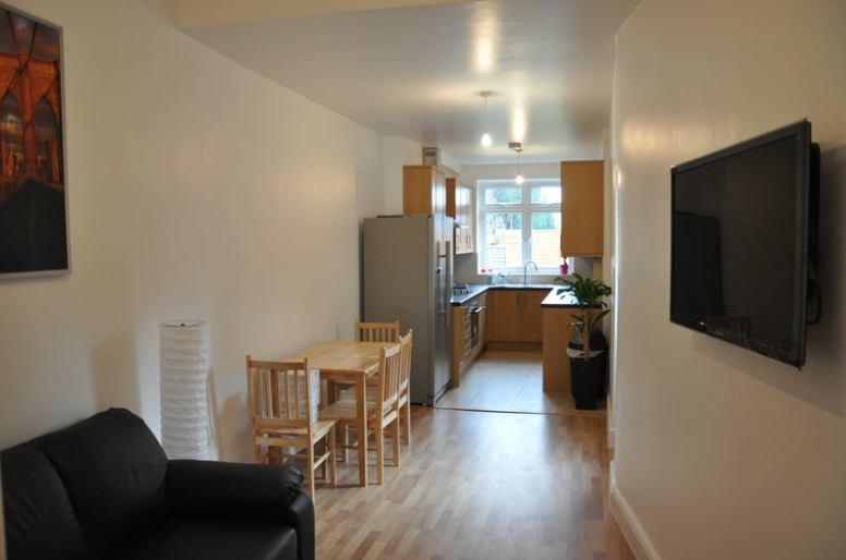 Room Woodside Road in Greater London