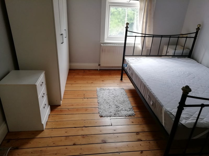 Room Stirling Road in Greater London