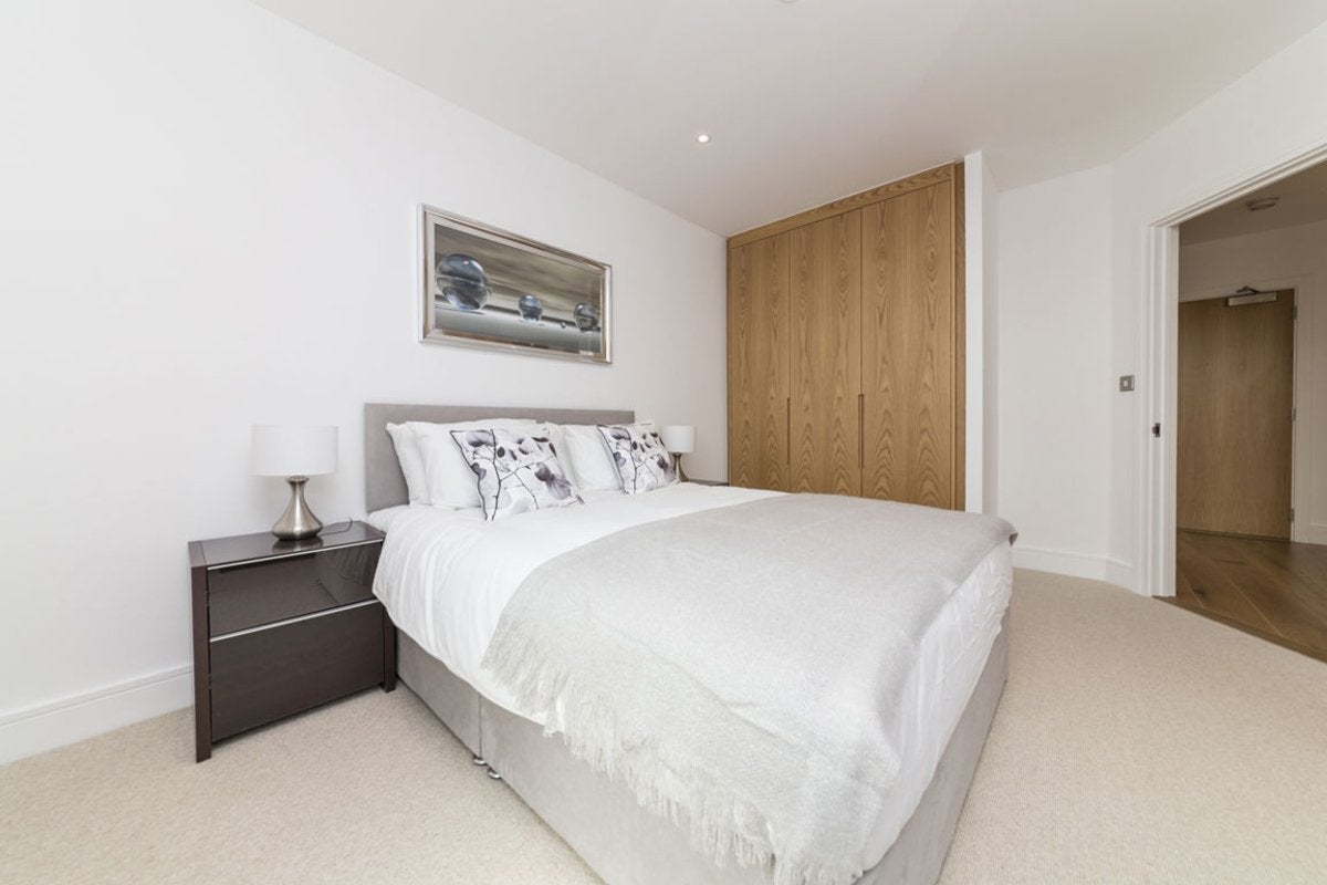 Flat Sovereign Close in Greater London