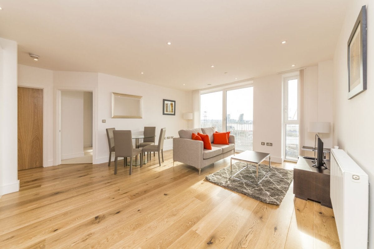 Flat Sovereign Close in Greater London
