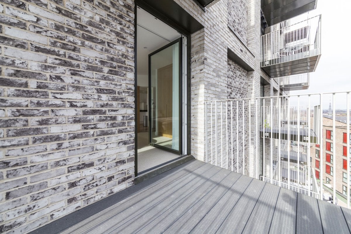 Flat Sovereign Close in Greater London