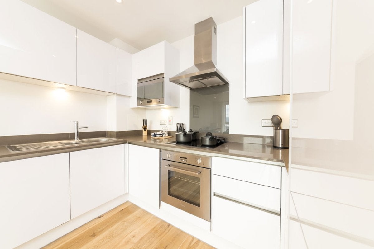 Flat Sovereign Close in Greater London