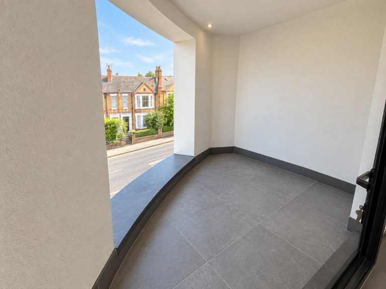 Flat Manor Park Road in Greater London