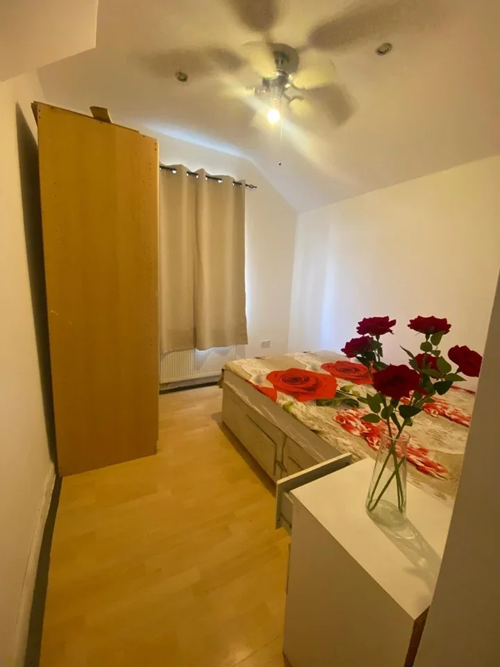Room Grove Road in Greater London