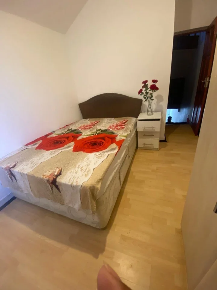 Room Grove Road in Greater London