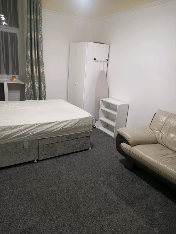 Room Maxwell Road in Glasgow