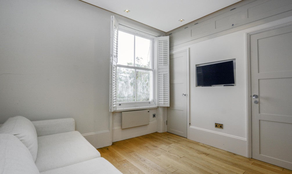 Flat Earl's Court Square in Greater London