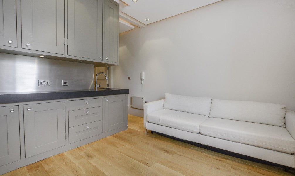 Flat Earl's Court Square in Greater London
