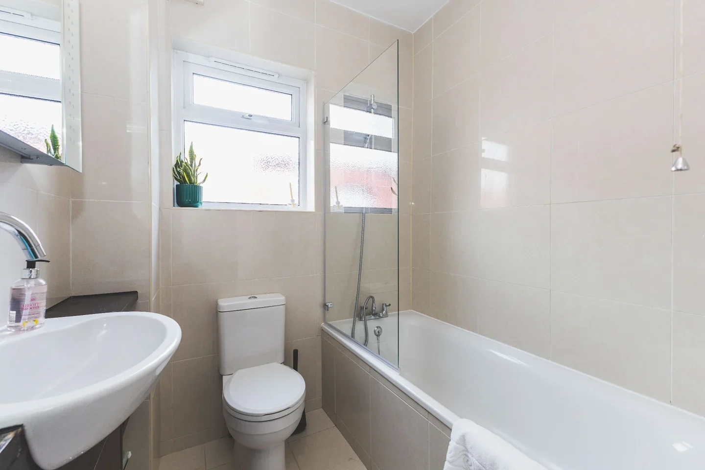 Flat Curzon Crescent in Greater London