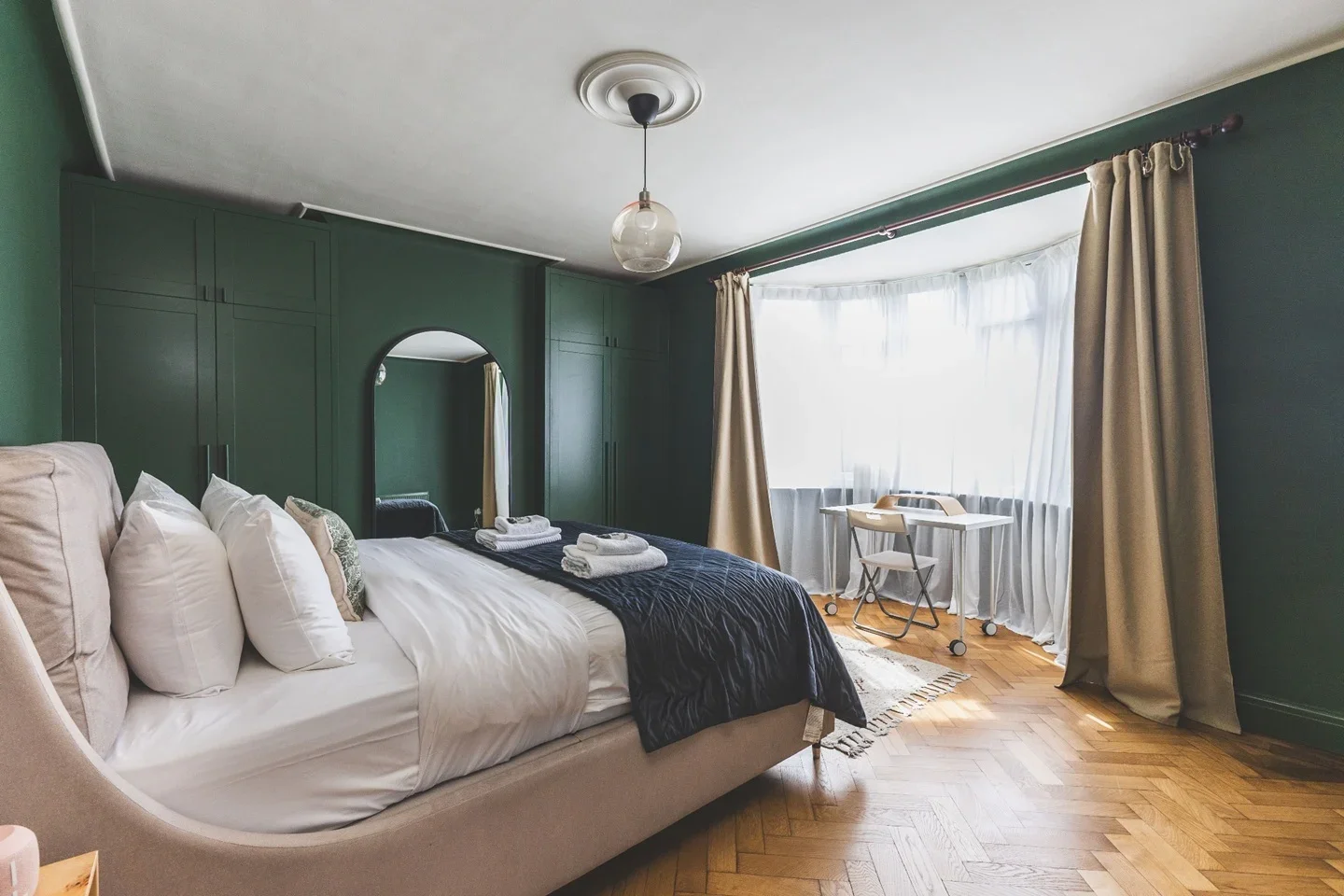 Flat Curzon Crescent in Greater London