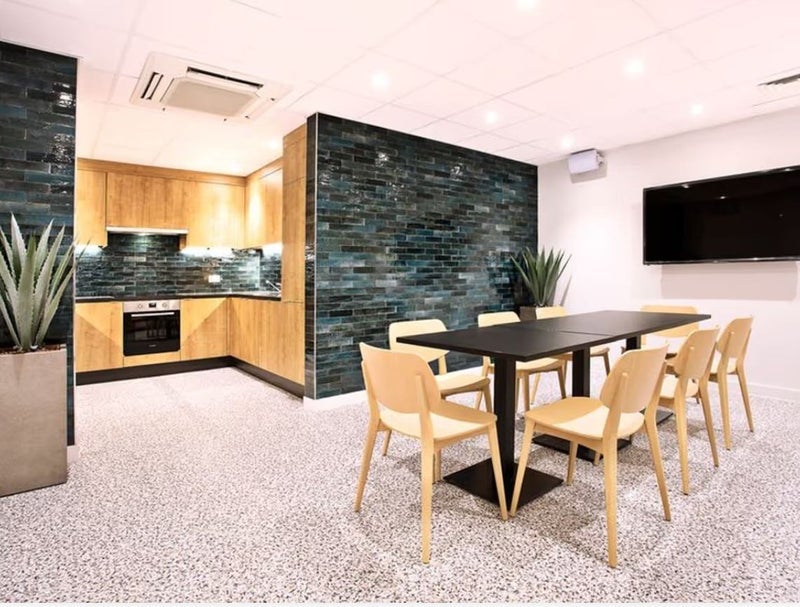 Flat Settles Street in Greater London