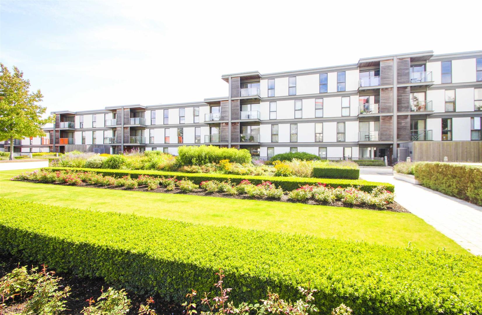 Flat South Row in Central Milton Keynes