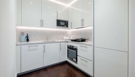 Flat Ponton Road in Greater London