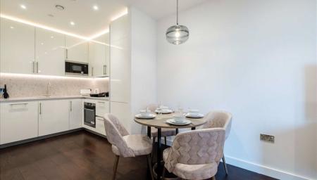 Flat Ponton Road in Greater London