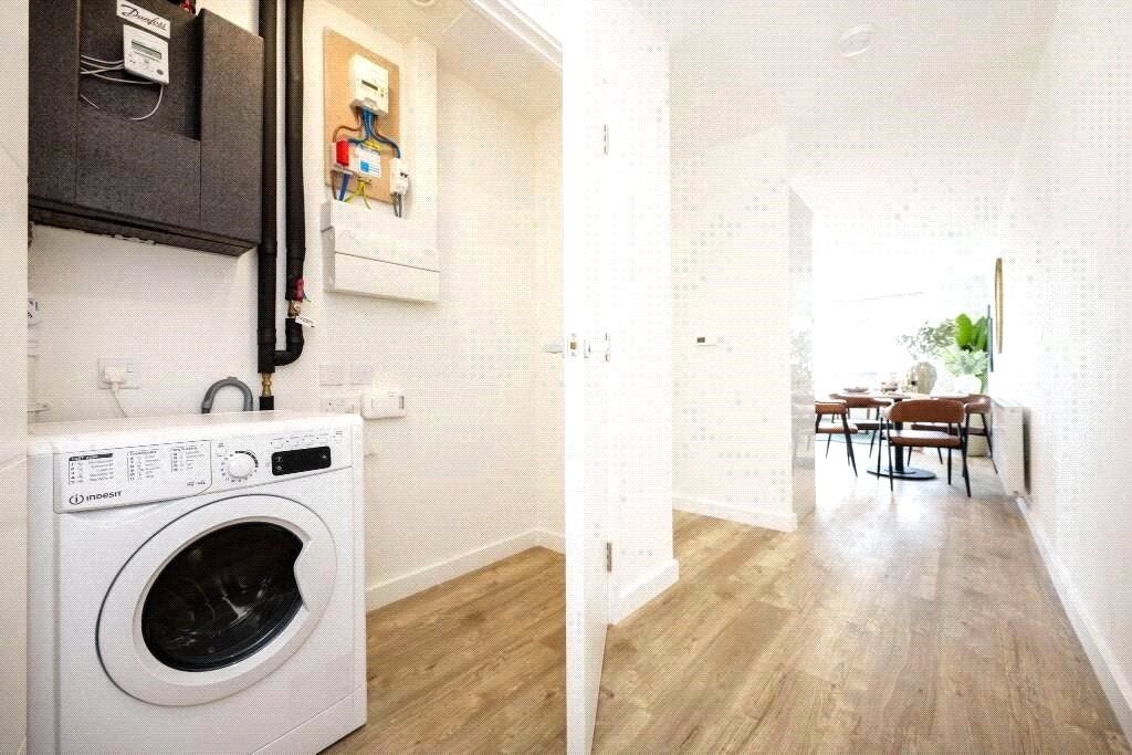 Flat Elmsleigh Road in Borough of Spelthorne