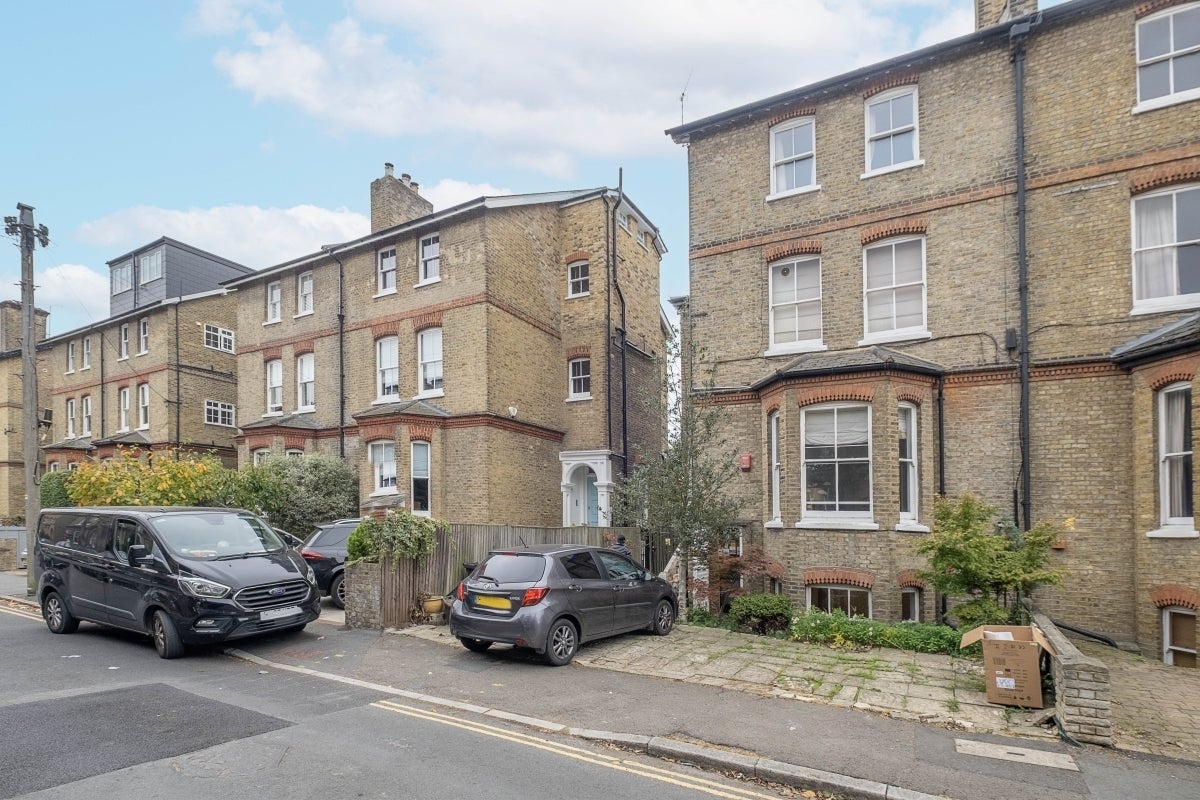 Flat Homefield Road in Greater London