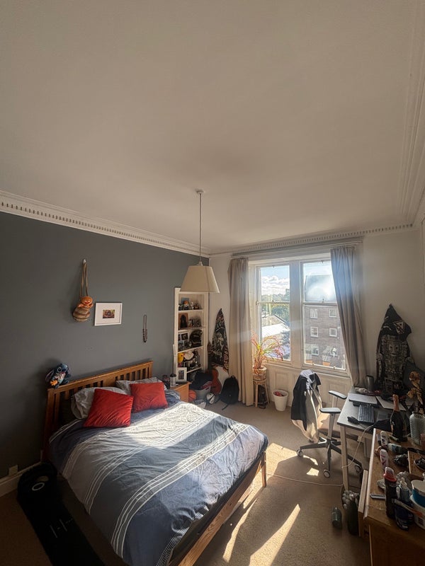 Room Strathearn Road in City of Edinburgh