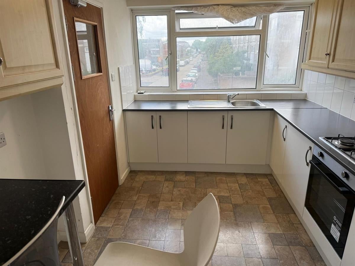 Room Dunedin Way in Greater London