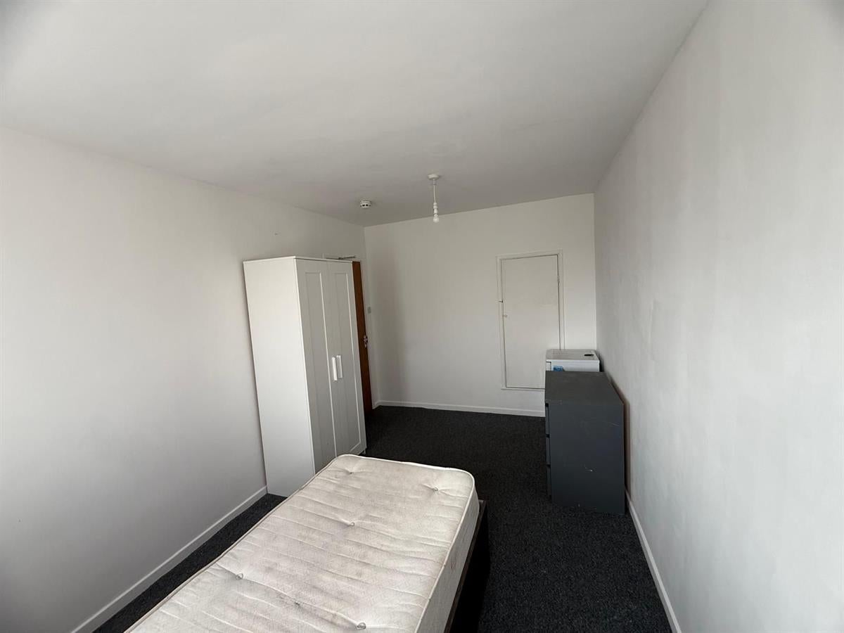 Room Dunedin Way in Greater London