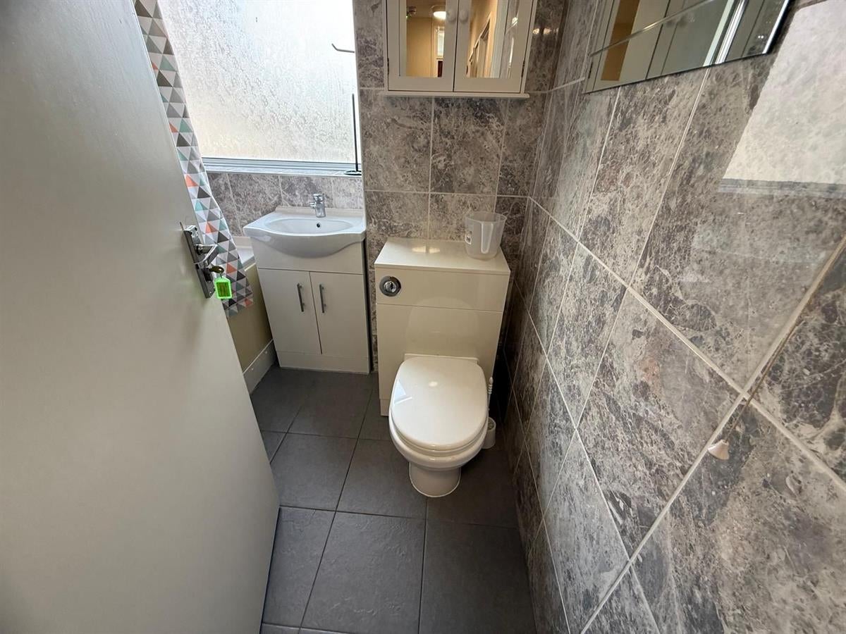 Room Dunedin Way in Greater London