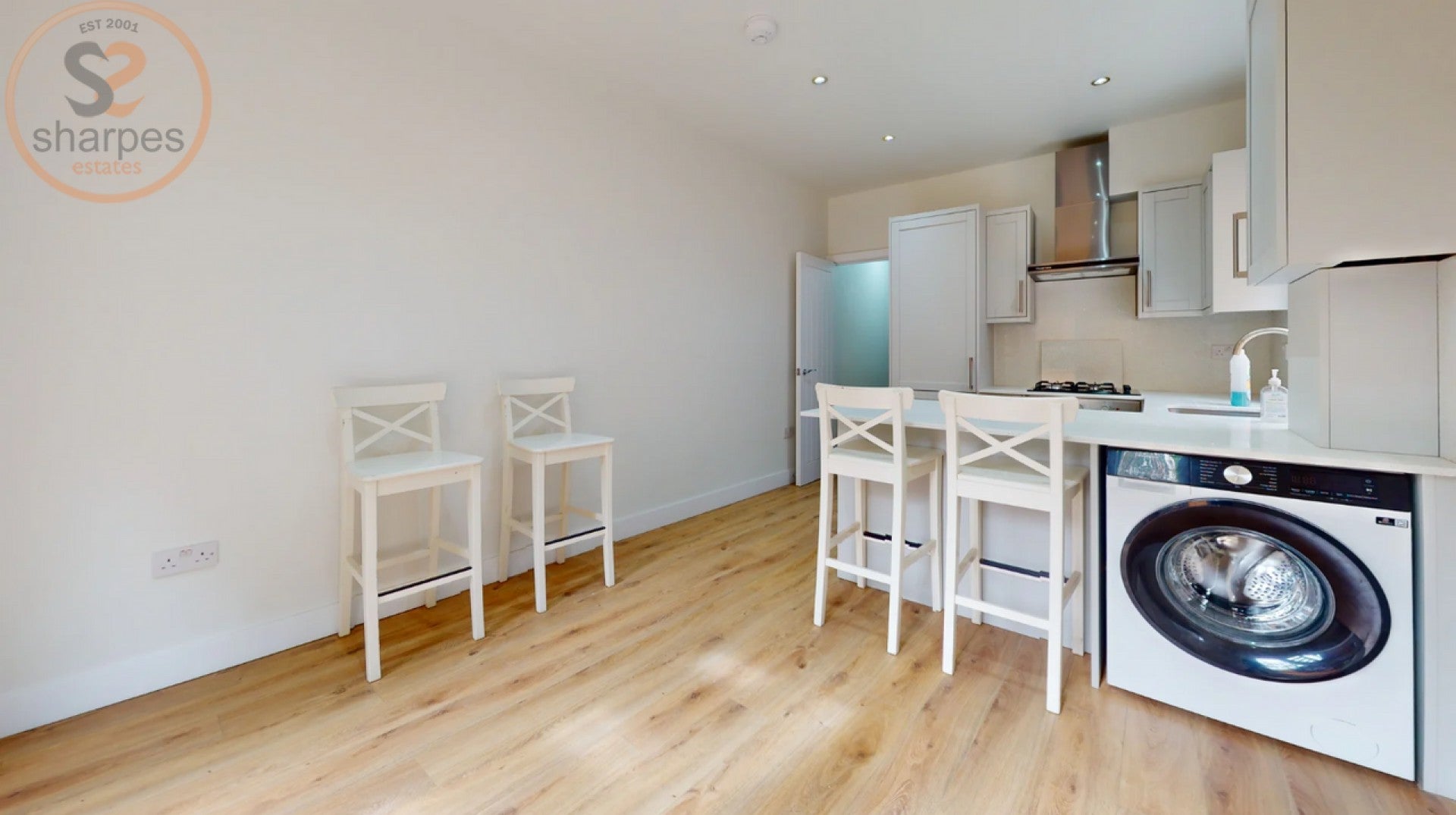 Flat Fortescue Road in Greater London