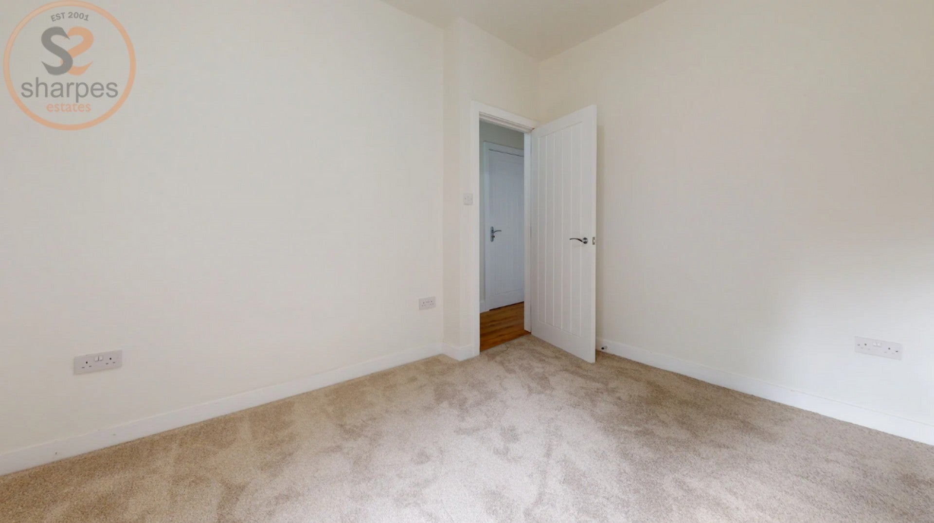 Flat Fortescue Road in Greater London