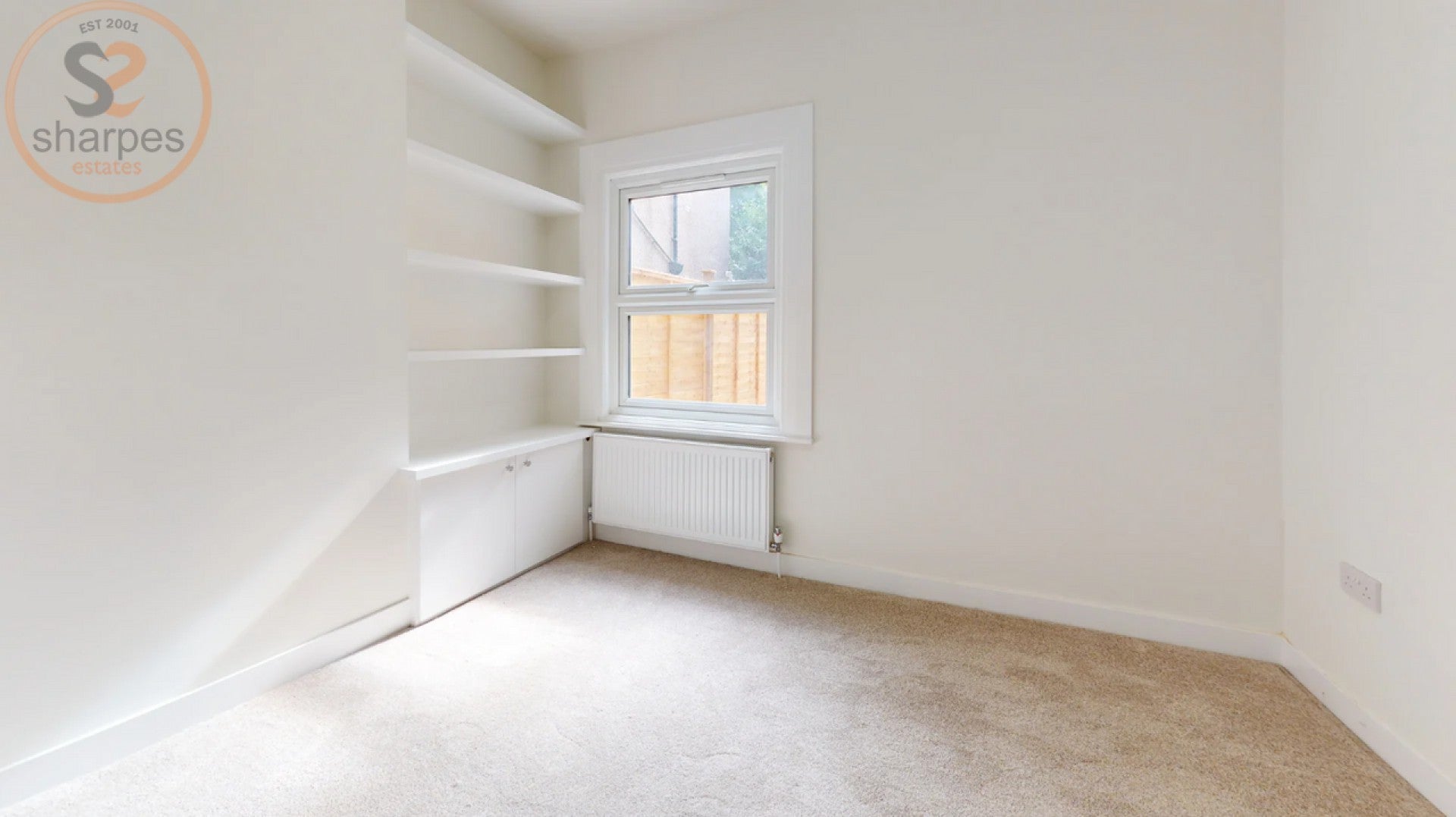 Flat Fortescue Road in Greater London