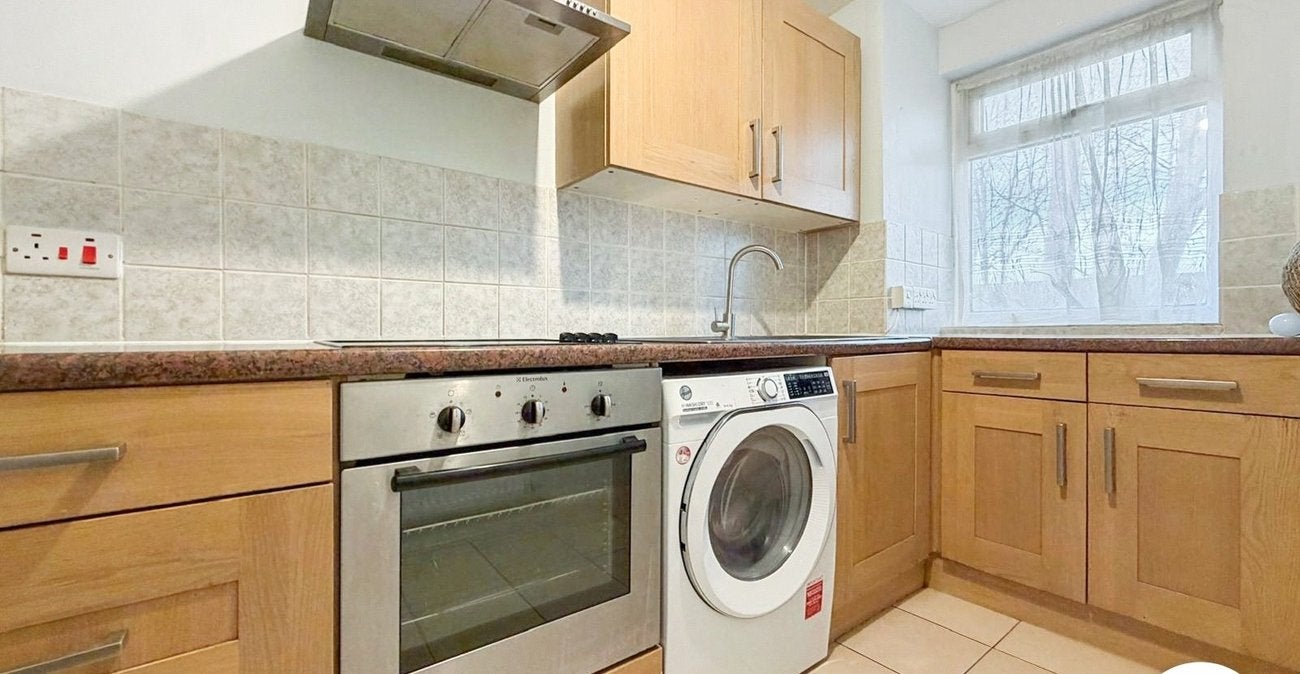 Flat Bledlow Close in Greater London