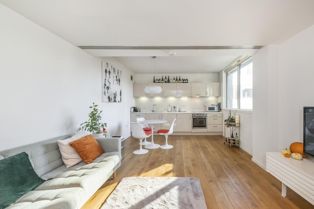 Flat Rathbone Place in City of Westminster