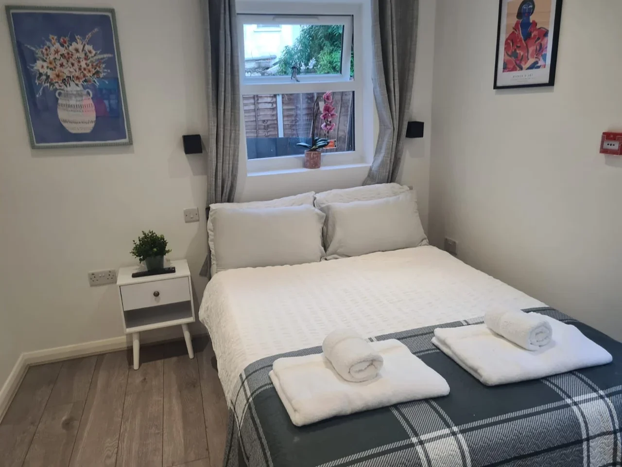 Flat Bushby Avenue in Broxbourne